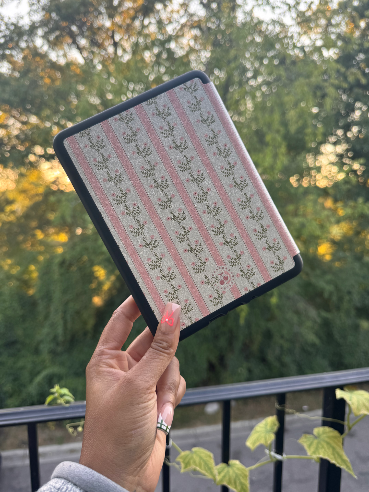 Willow Cottage Kindle Case 🌿📖
