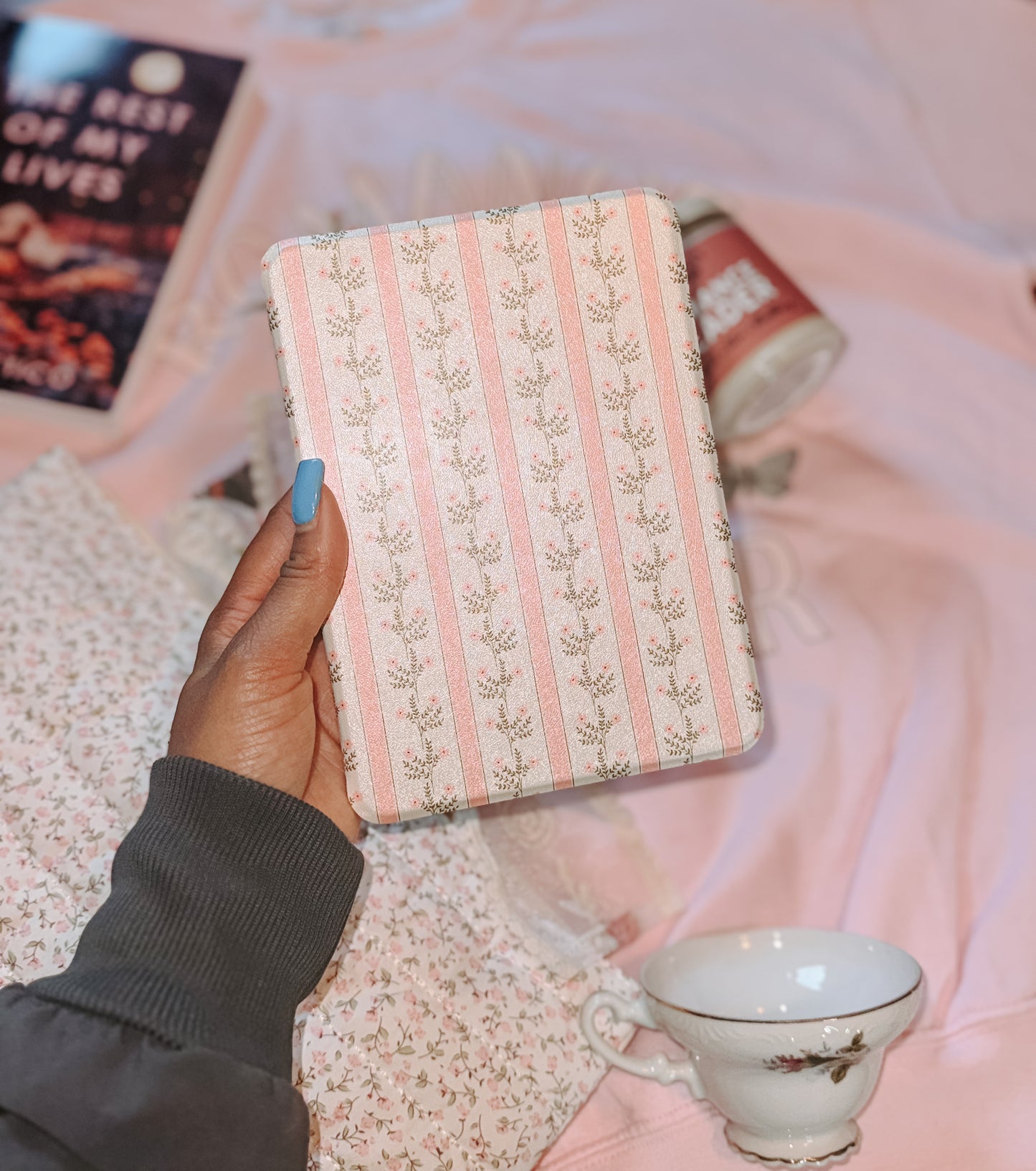 Willow Cottage Kindle Case 🌿📖