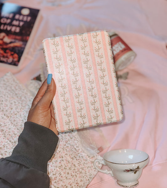 Willow Cottage Kindle Case 🌿📖